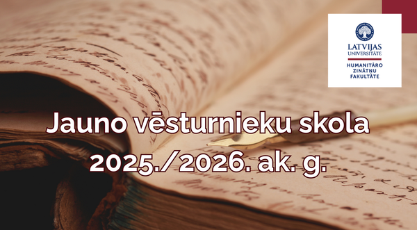 Latvijas Universitātes Humanitāro zinātņu fakultātes vizuālis par Jauno vēsturnieku skolu 2025./2026. akadēmiskajā gadā. Fonā atvērta rokraksta grāmata ar spalvu pildspalvu