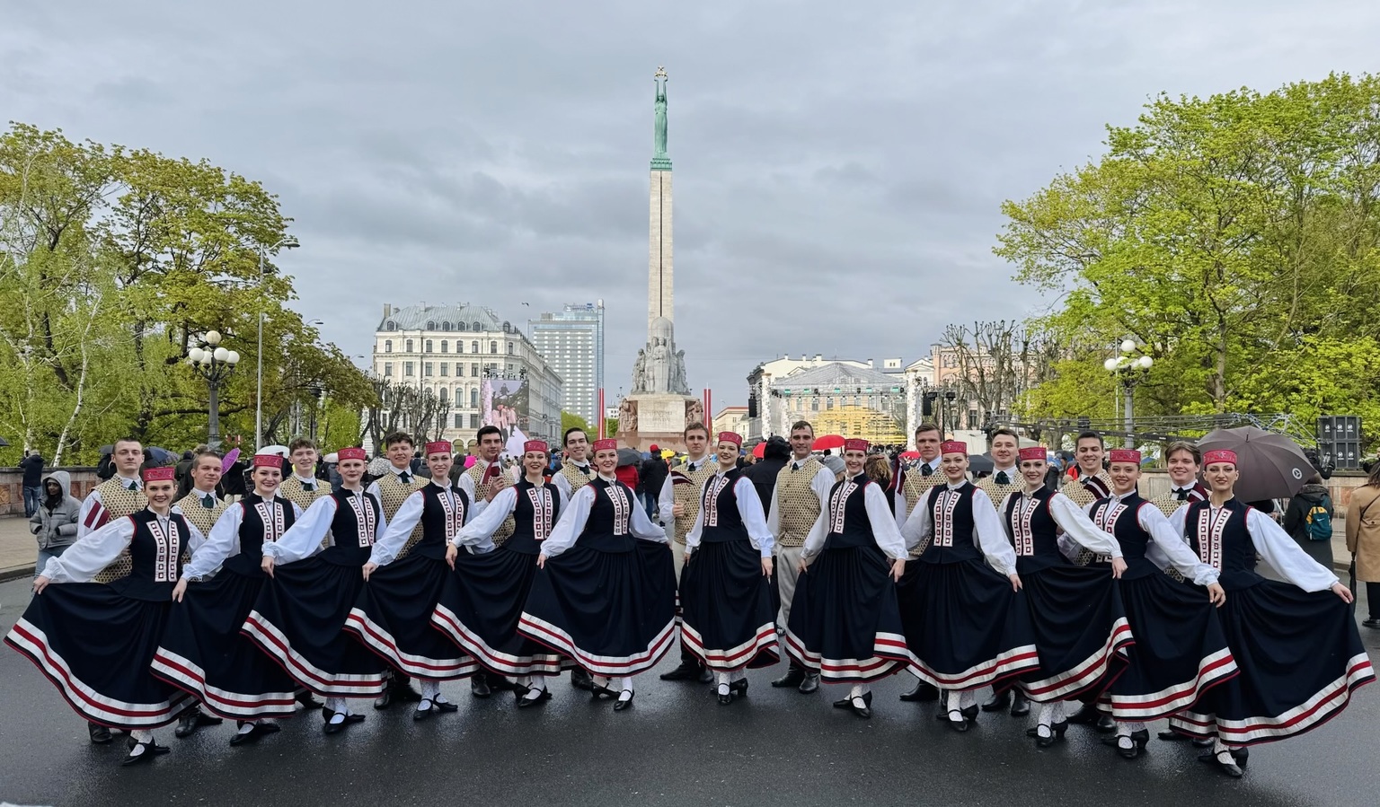 Deju ansamblis tautastērpos pie Brīvības pieminekļa