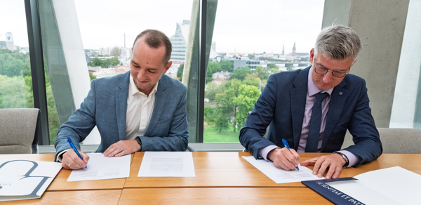 LU Attīstības prorektors Enno Ence un RVS direktora Kristaps Čerņavskis paraksta sadarbības dokumentu