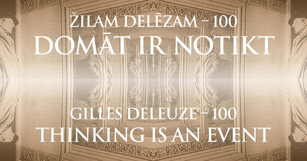 Uzraksts "Žilam Delēzam – 100. Domāt ir notikt. Gilles Deleuze – 100. Thinking is an event" uz dekoratīva sienas raksta fona ar simetriski atkārtotiem cilvēku atveidiem