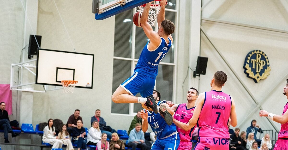 Basketbola spēle, sportists met bumbu grozā