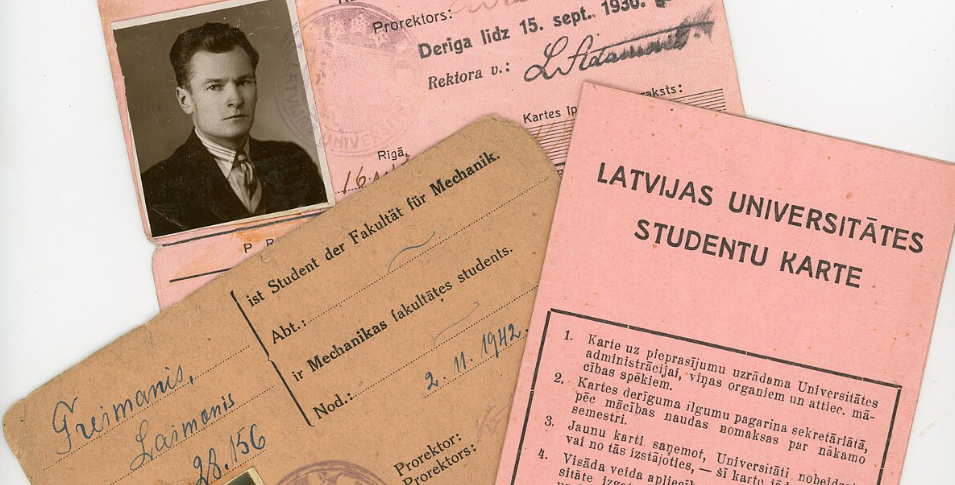 Latvijas Universitātes vēsturiskas studentu kartes un dokumenti, tostarp rozā krāsas karte ar uzrakstu “Latvijas Universitātes studentu karte”