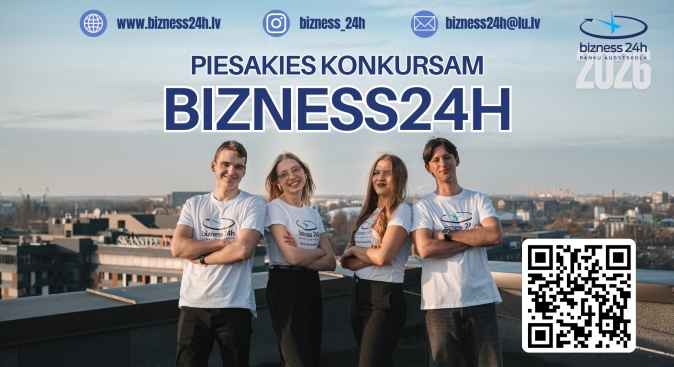 Četri cilvēki, kas stāv uz jumta, valkājot baltus T-kreklus ar konkursa logotipu. Fonā redzama pilsētas panorāma. Augšpusē norādīta informācija par konkursu Bizness24H”. 