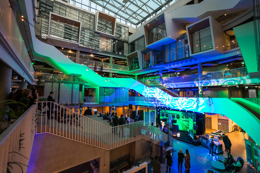 LU Zinātņu māja no iekšpuses ar skaistām gaisām izgaismota