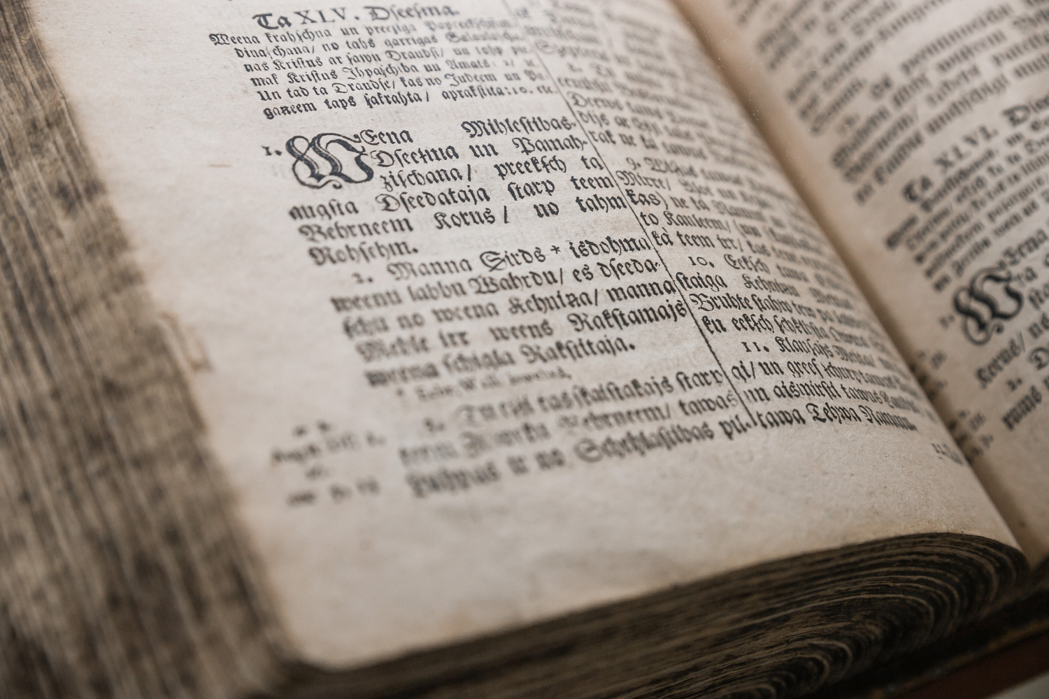 Atvērta grāmata ar seno druku