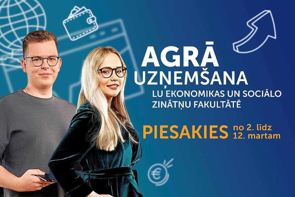 Divi jaunieši stāv uz zilas informatīvās afišas ar ikonām fonā; blakus redzams teksts par agrās uzņemšanas iespēju Latvijas Universitātes Ekonomikas un sociālo zinātņu fakultātē un norādīti pieteikšanās datumi