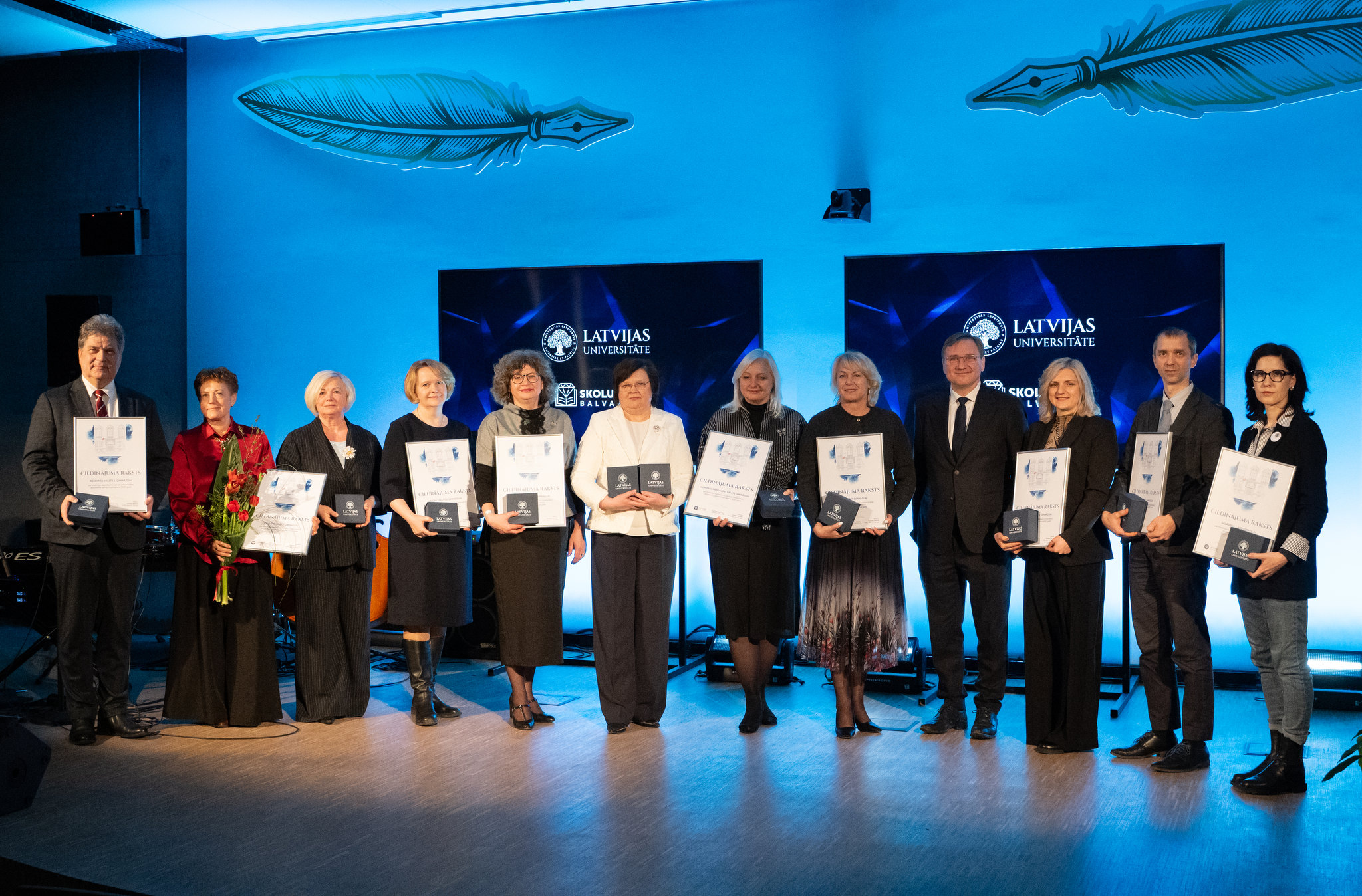 Skolu balvas saņēmēji kopā ar LU rektoru
