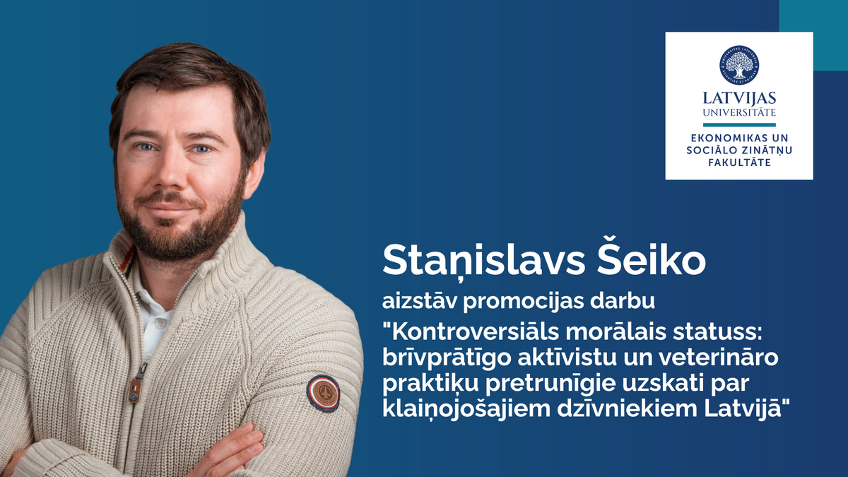 Persona gaišā, adītā jakā stāv ar sakrustotām rokām zilā fonā. Attēla labajā pusē redzams Latvijas Universitātes Ekonomikas un sociālo zinātņu fakultātes logotips un teksts, kas vēsta par Staņislava Šeiko promocijas darba aizstāvēšanu par brīvprātīgo aktīvistu un veterināro praktiķu pretrunīgajiem uzskatiem par klaiņojošajiem dzīvniekiem Latvijā.
