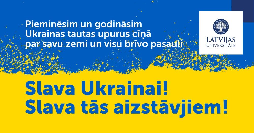 Grafisks attēls Ukrainas karoga krāsās ar tekstu latviešu valodā, kas aicina pieminēt un godināt Ukrainas tautas upurus cīņā par savu zemi un brīvo pasauli. Apakšā liels teksts: ‘Slava Ukrainai! Slava tās aizstāvjiem!’ Attēla augšējā labajā stūrī redzams Latvijas Universitātes logo