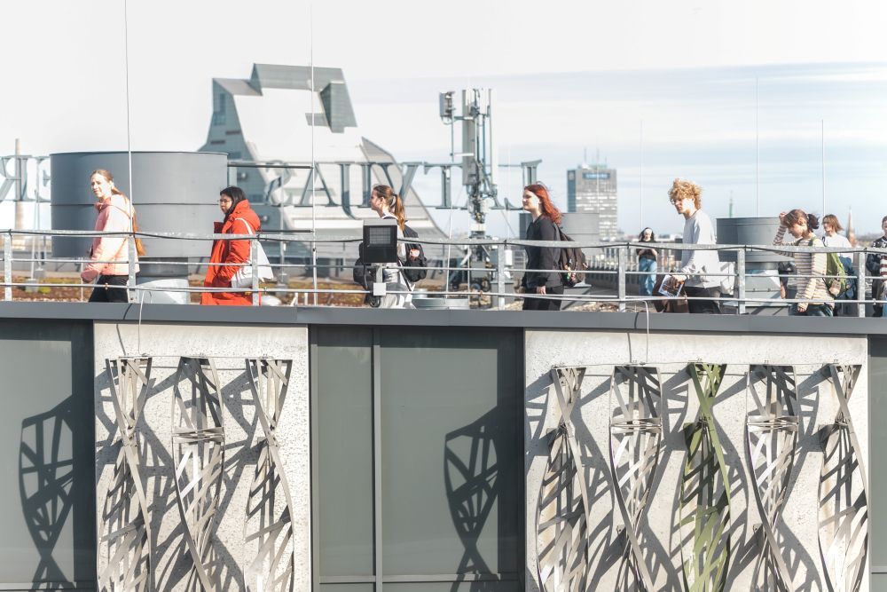 Jauniešu uz jumta Latvijas Universitātes Akadēmiskajā centrā