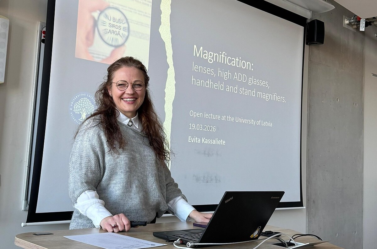 Evita Kassaliete, LU EZTF ORZN asociētā profesore, atvērtajā lekcijā "Redzes korekcijas iespējas vājredzīgiem pacientiem