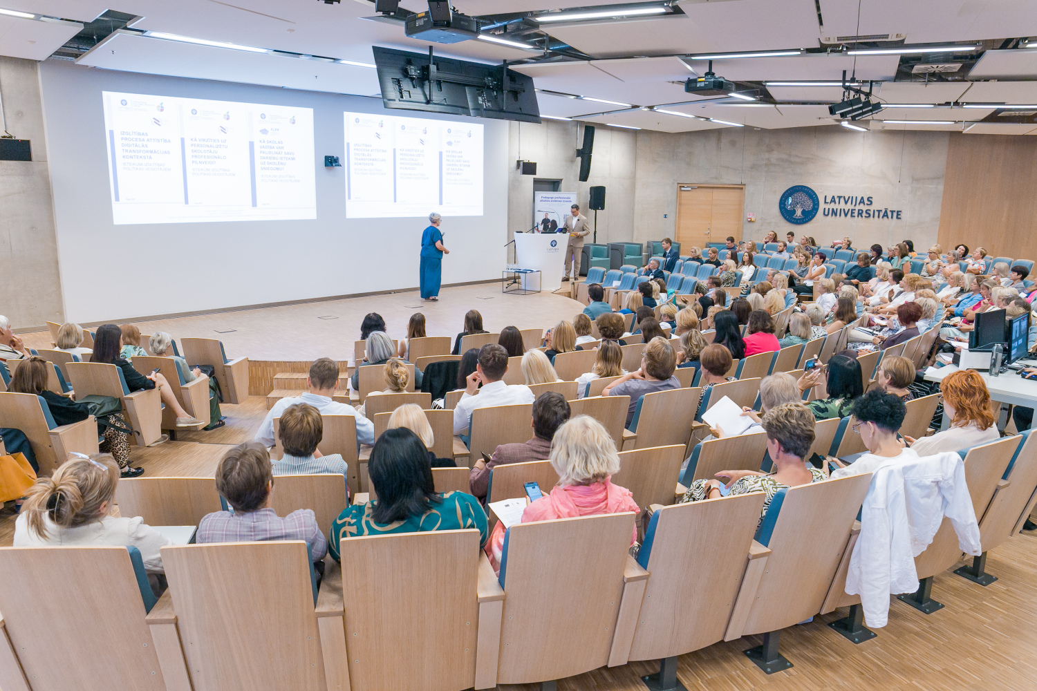 Cilvēki auditorijā