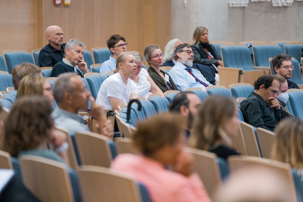 Cilvēki auditorijā