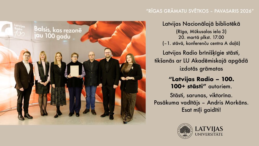Grupas foto pie sienas ar Latvijas Radio vizuālo noformējumu un uzrakstu ‘Balsis, kas rezonē jau 100 gadu’. Blakus redzams informatīvs paziņojums par pasākumu ‘Latvijas Radio – 100. 100+ stāsti’, kas notiks Latvijas Nacionālajā bibliotēkā 20. martā. Tekstā iekļauta informācija par stāstiem, sarunām, viktorīnu un pasākuma vadītāju, kā arī Latvijas Universitātes logotips