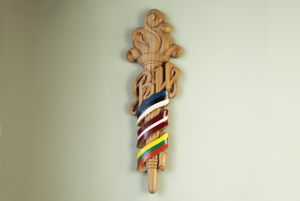 Liesmojošā lāpa - Baltijas Universitātes (1946.-1949.) emblēma Latvijas Universitātes Mazajā aulā.