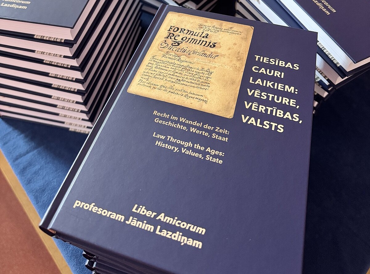 Grāmatas "Tiesības cauri laikiem: vēsture, vērtības, valsts” vāks