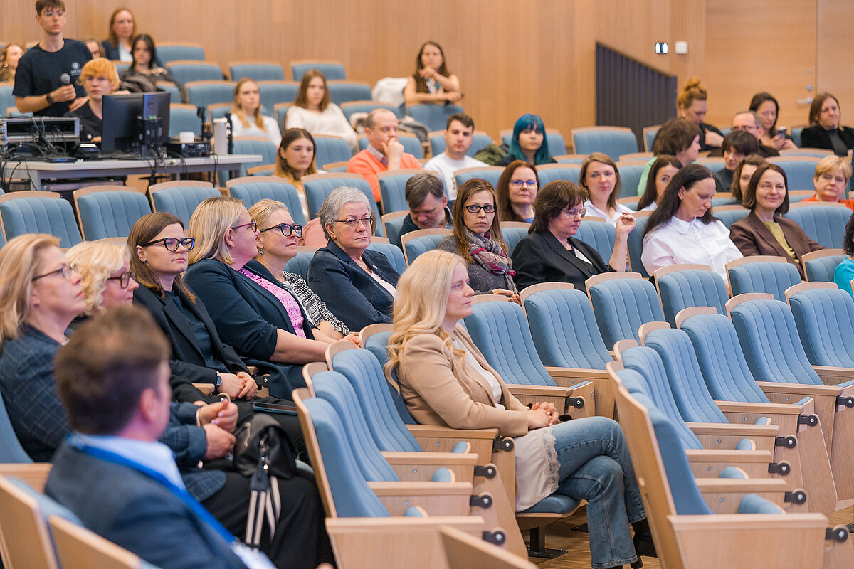 Cilvēki konferenču zālē