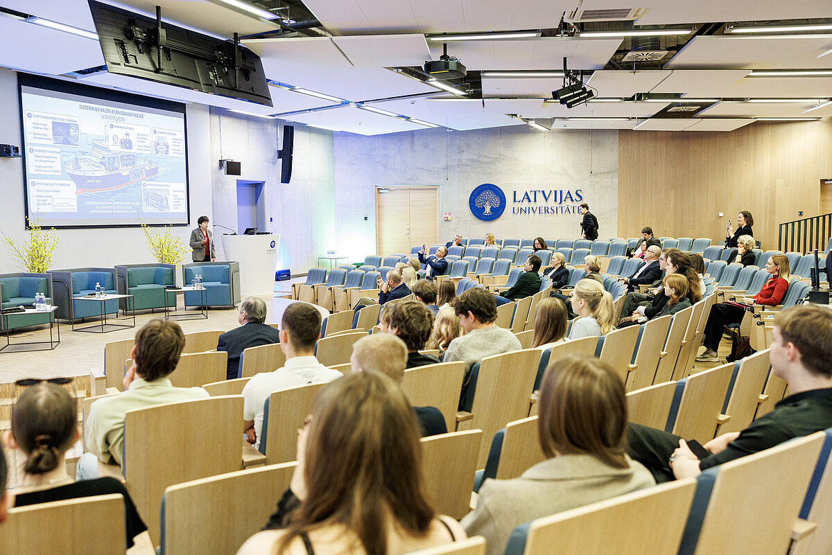Cilvēki konferenču zālē