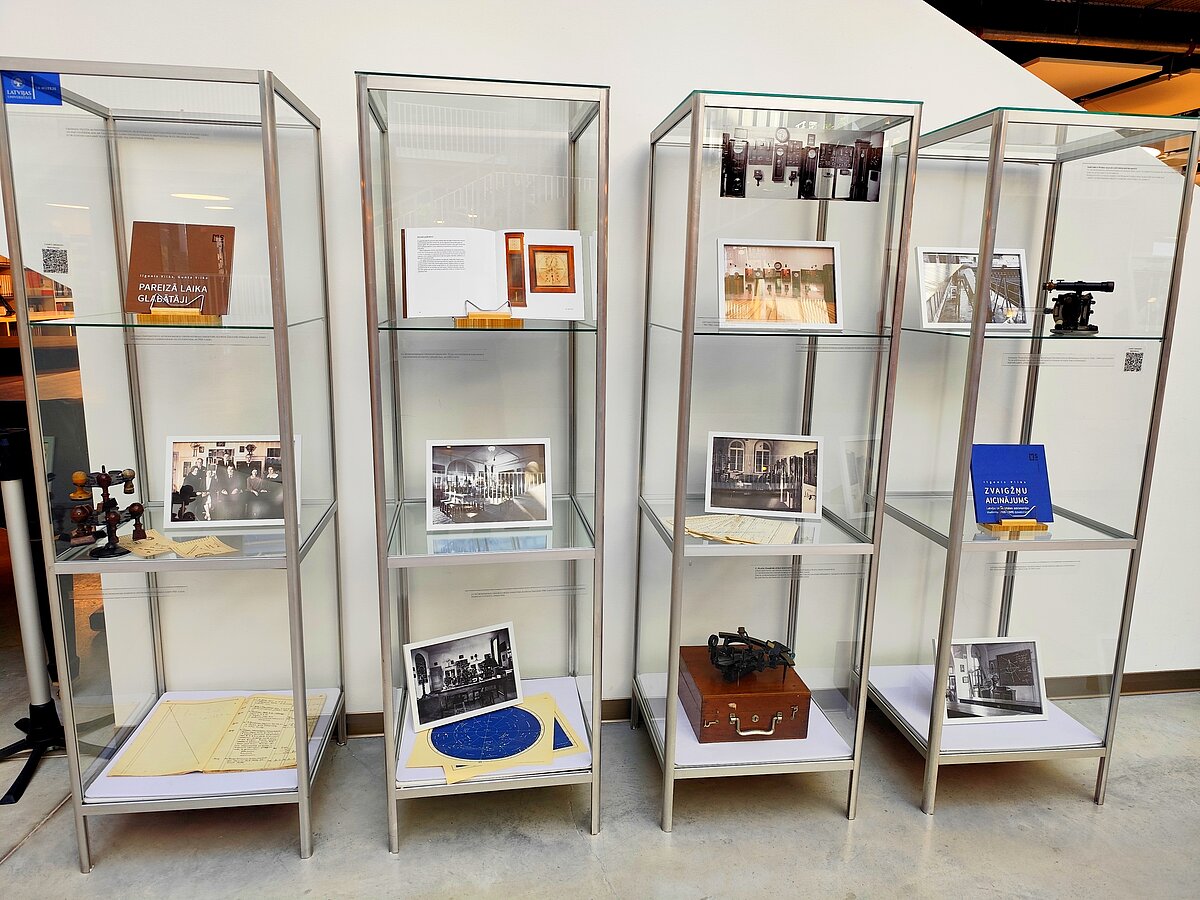 Muzeja izstādes ekspozīcija ar vairākām stikla vitrīnām; tajās izvietotas vēsturiskas fotogrāfijas, dokumenti, grāmatas un zinātniski instrumenti, tostarp optiskās un mērīšanas ierīces, kas stāsta par universitātes un zinātnes vēsturi.