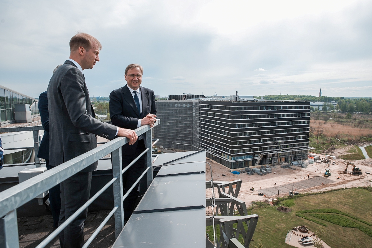 LU rektors un KEM ministrs LU Zinātņu mājā uz jumta