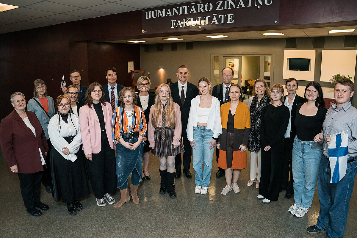  Somijas parlamenta priekšsēdētājs Jusi Halla-aho (Jussi Halla-aho) un viņa vadītā delegācija kopbildē ar topošajiem somugru studiju speciālistiem.
