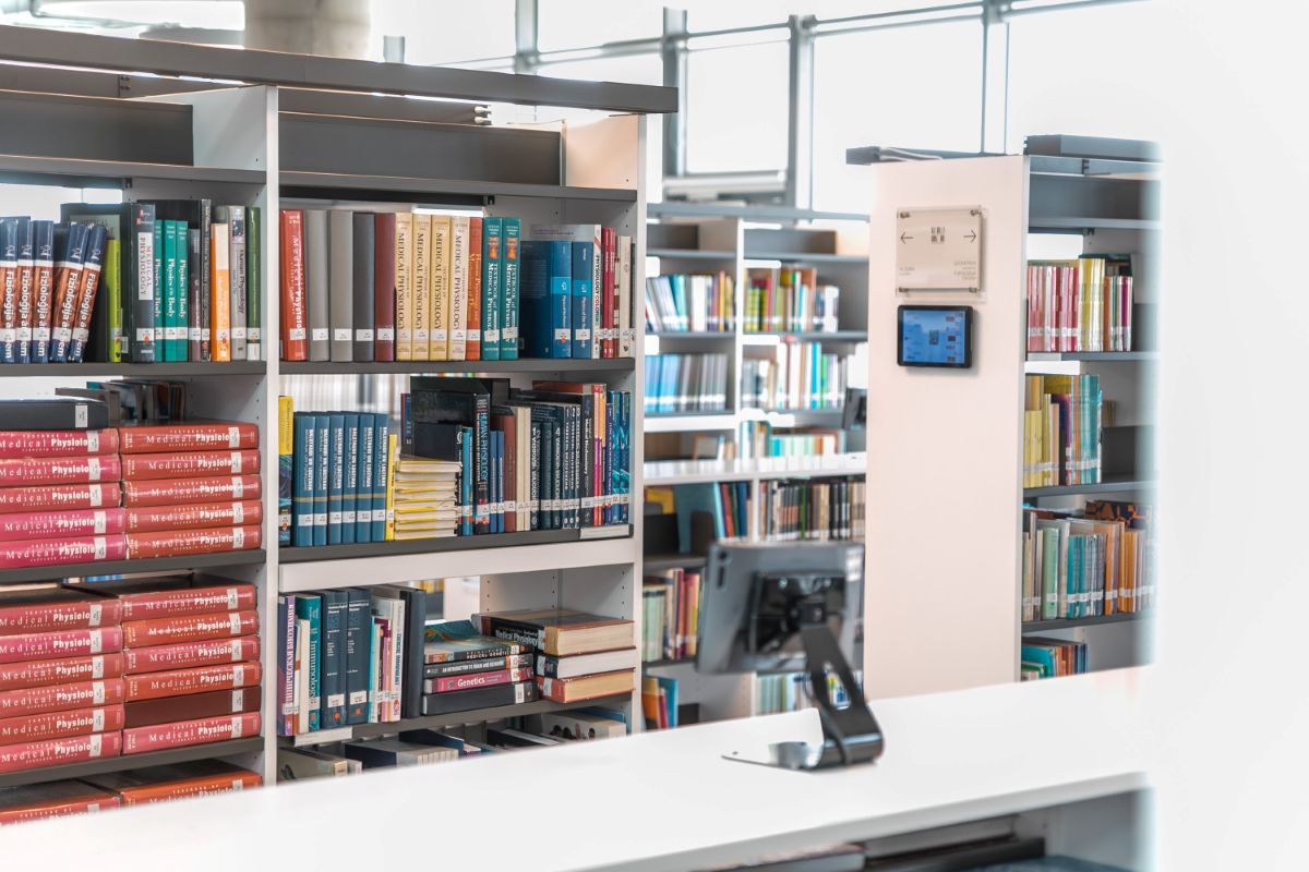 Bibliotēka ar grāmatām