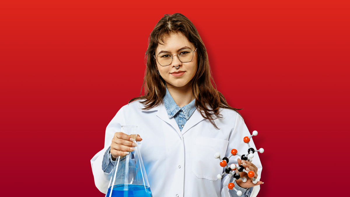 **“Persona laboratorijas halātā tur kolbu ar zilu šķidrumu un molekulas modeli uz sarkana fona.”**