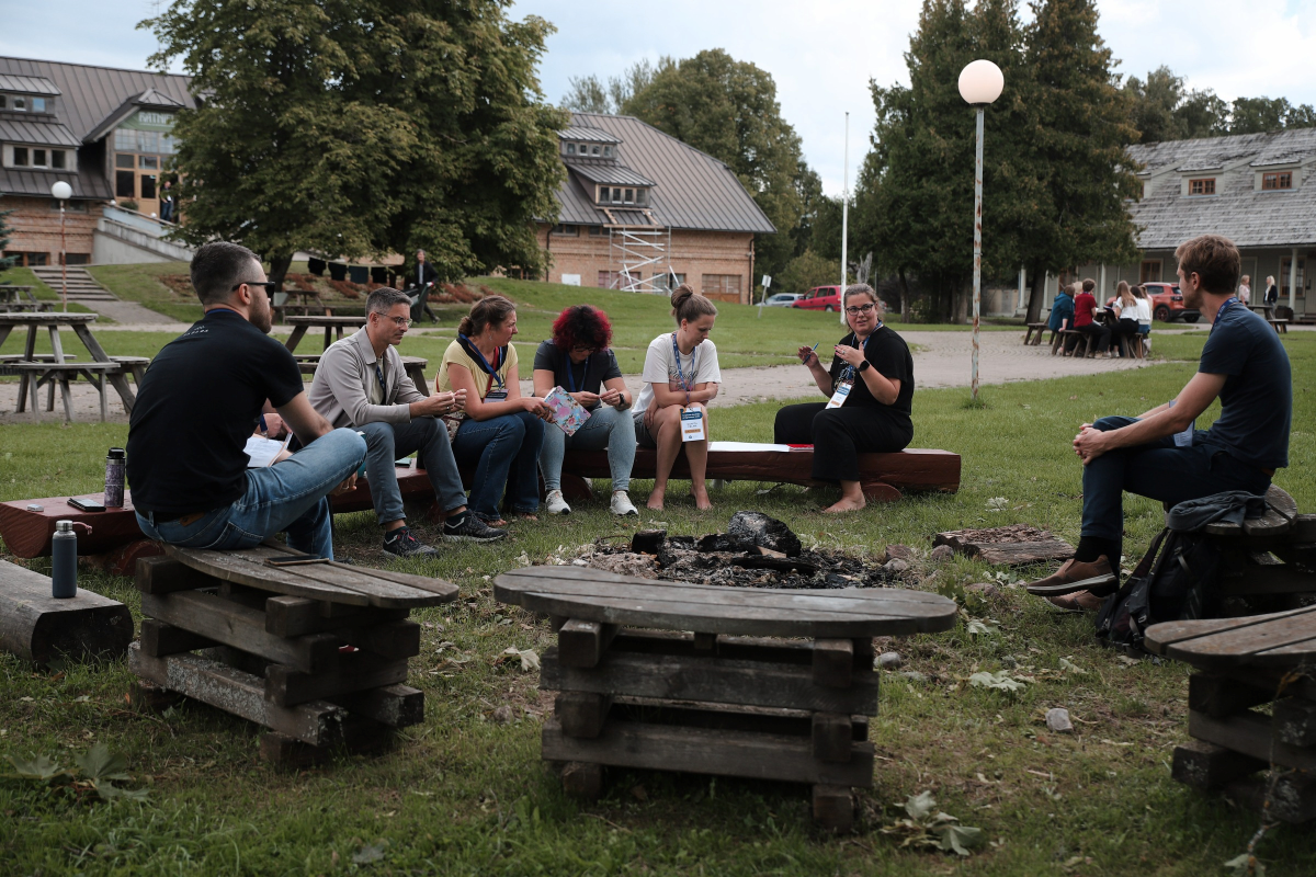 Diskusija grupā pie ugunskura āra nodarbībā.