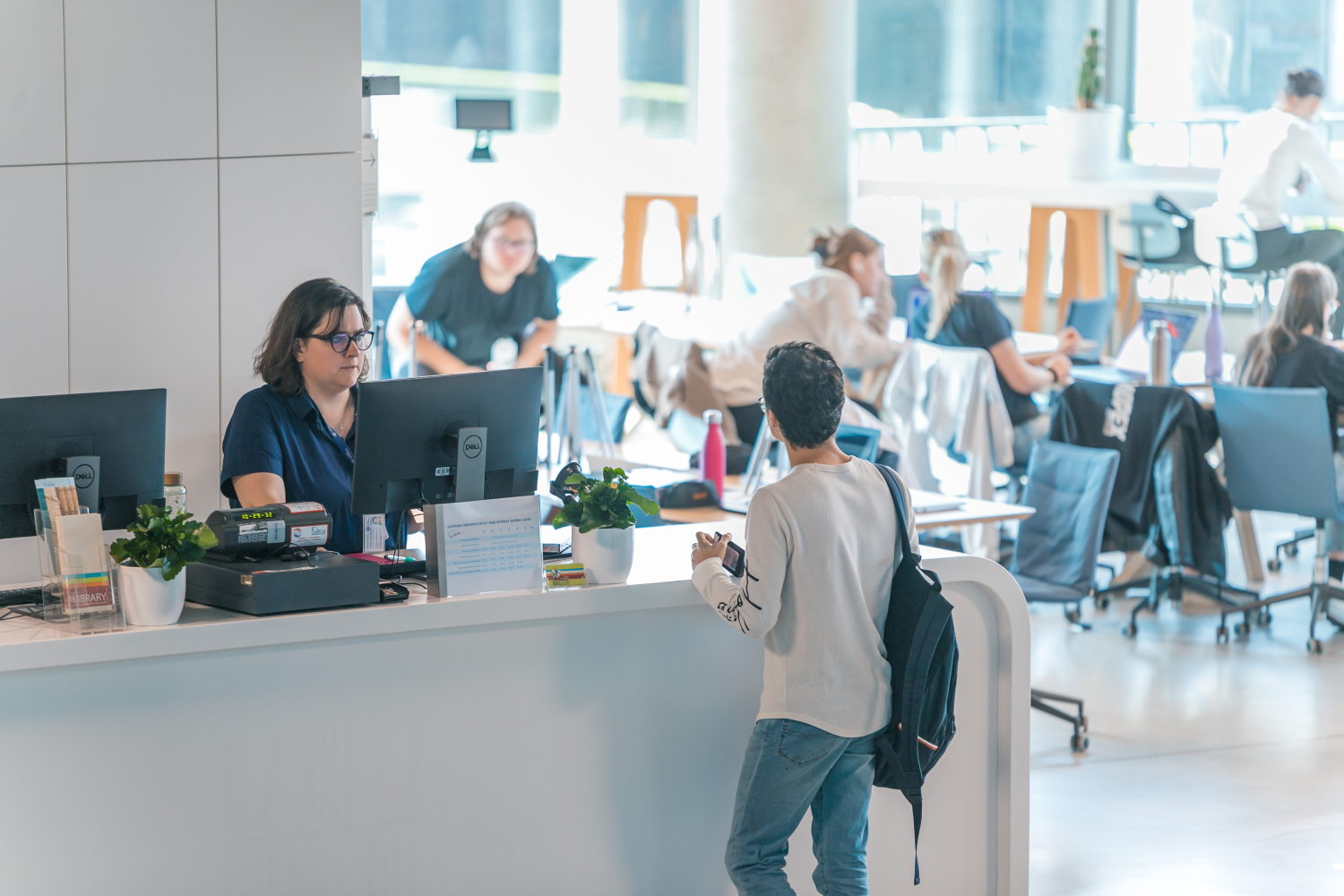 Studenti Latvijas Universitātes Zinātņu mājas bibliotēkā