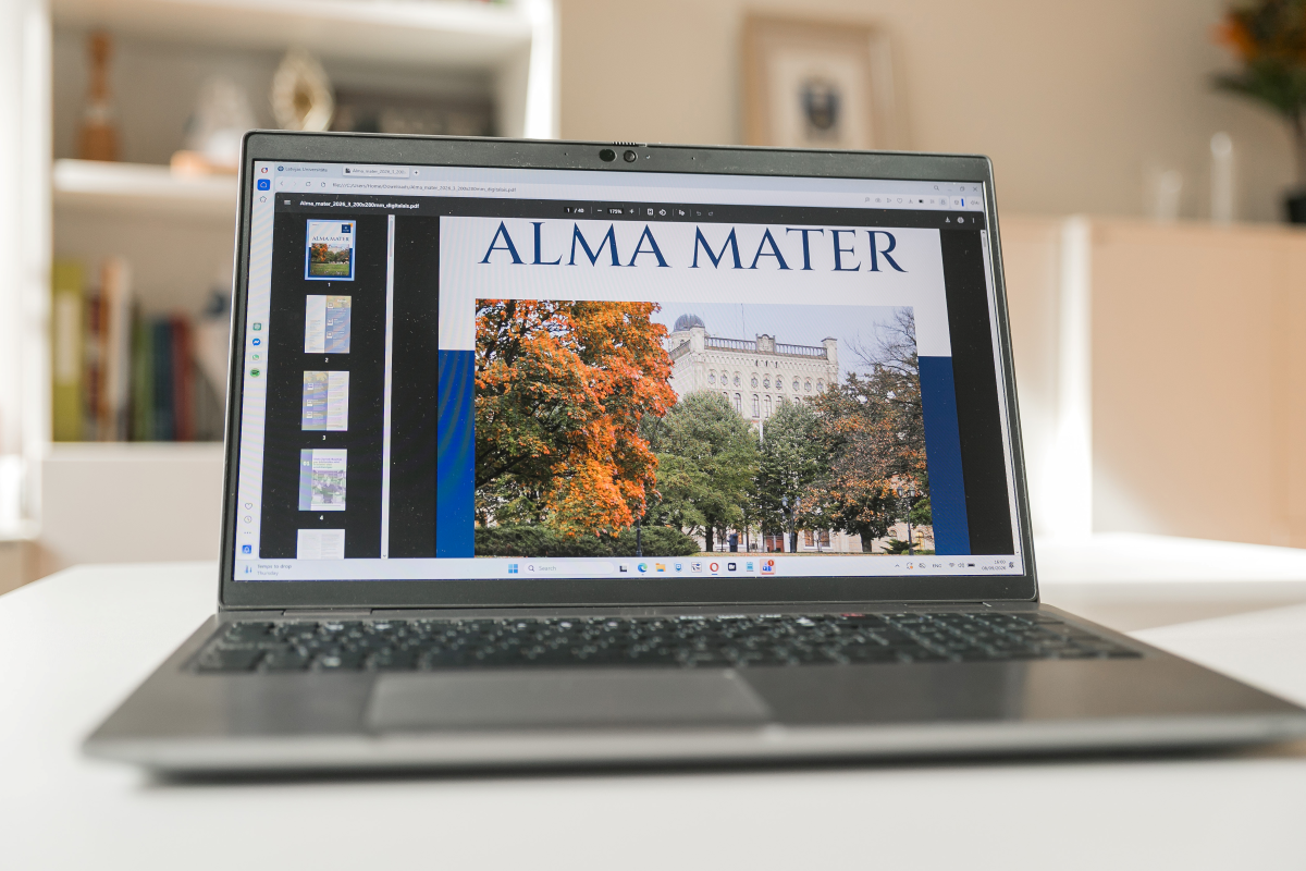 Datora ekrānā Alma Mater žurnāls