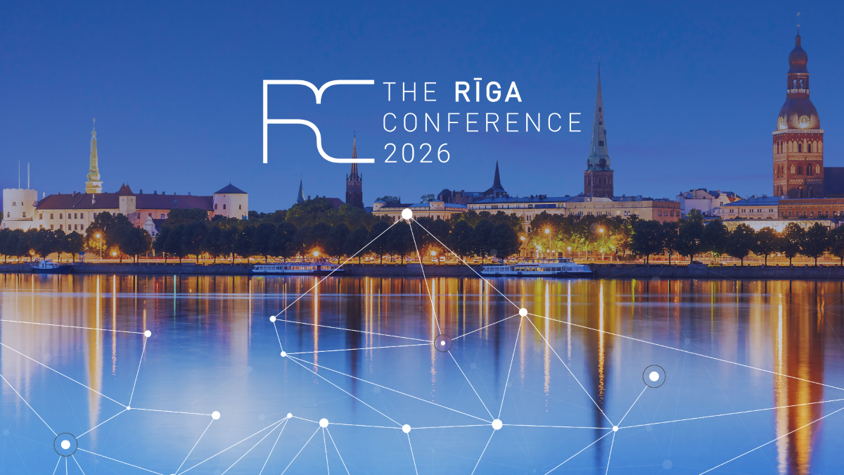 Rīgas panorāma krēslā ar izgaismotām ēkām un to atspulgiem ūdenī. Priekšplānā redzami stilizēti savienojumu tīkla grafiskie elementi un konferences “The Rīga Conference 2026” logotips.