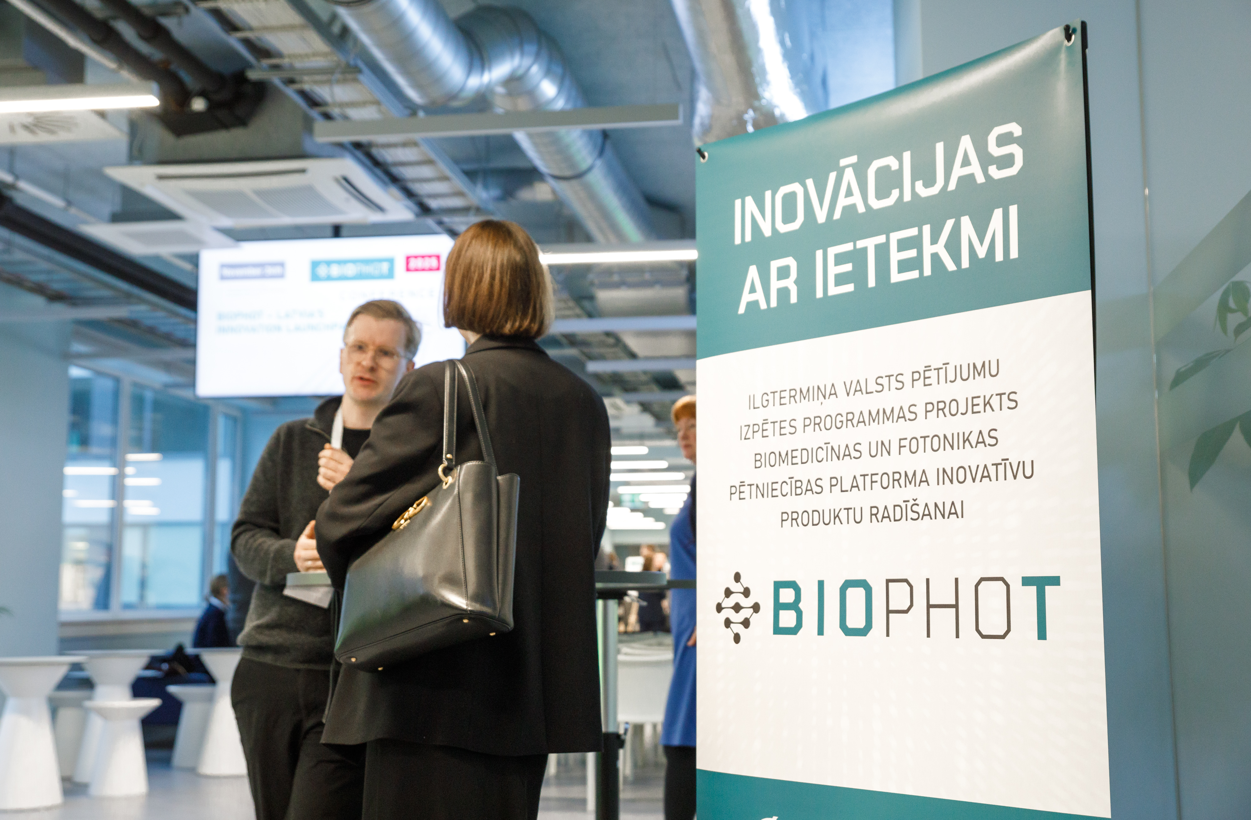 Stends ar uzrakstu "BIoPhoT – Inovācijas ar ietekmi"