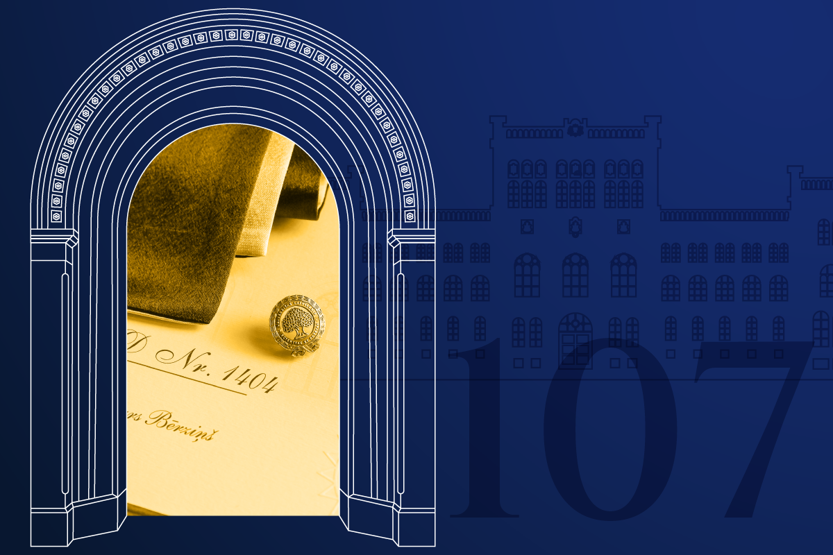 Vēsturisks Latvijas Universitātes diploms un universitātes gredzens redzami stilizētā arkā uz tumši zila fona ar Latvijas Universitātes centrālās ēkas kontūru un skaitli 107.