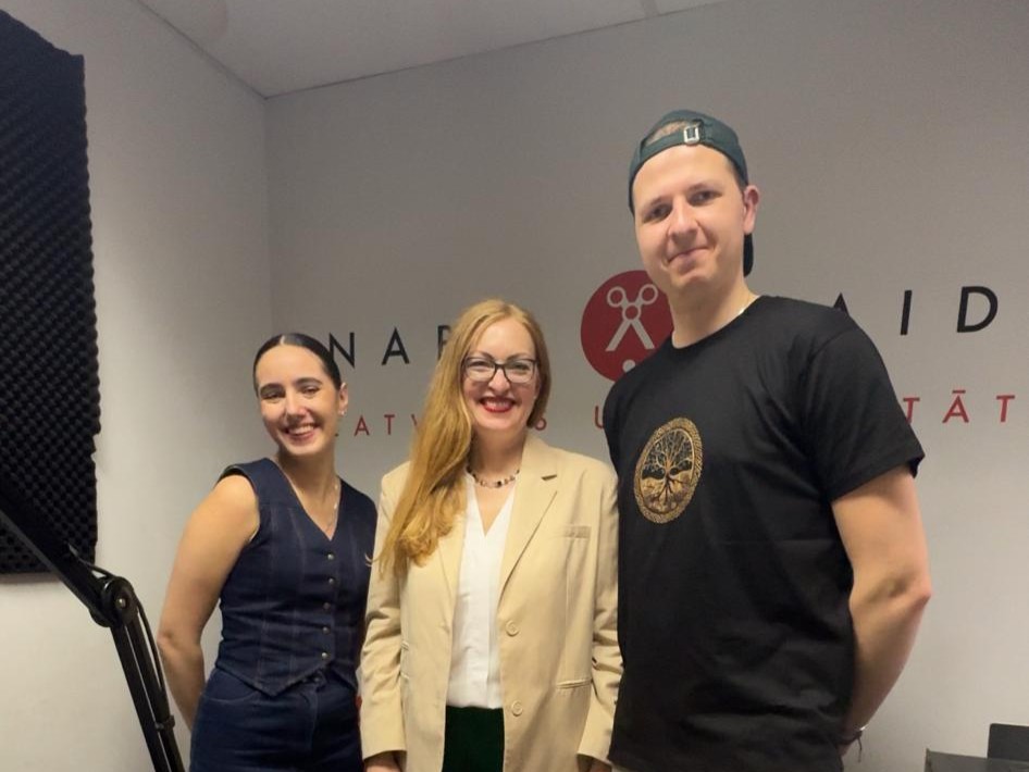 Cilvēki radio NABA studijā