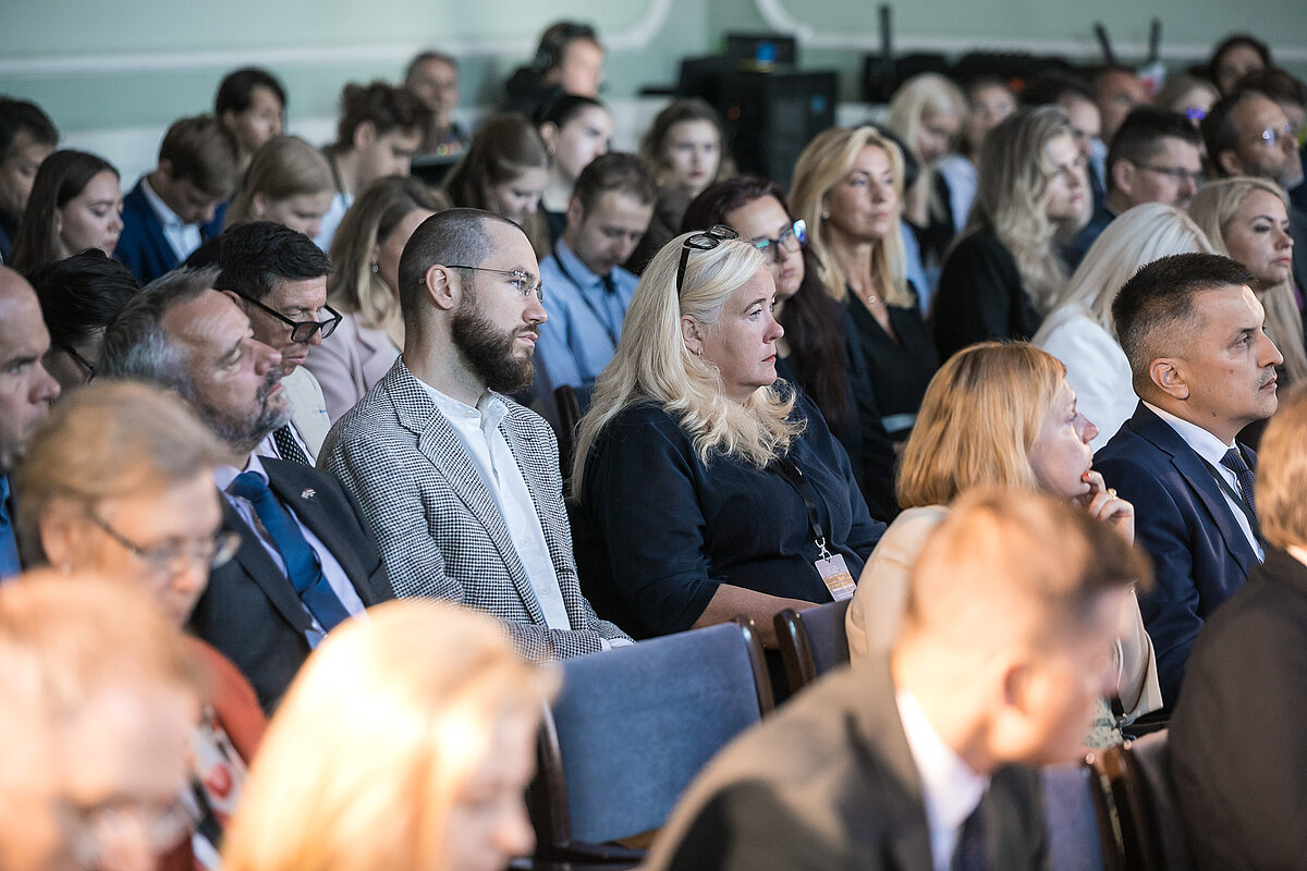 Cilvēki konferenču telpā