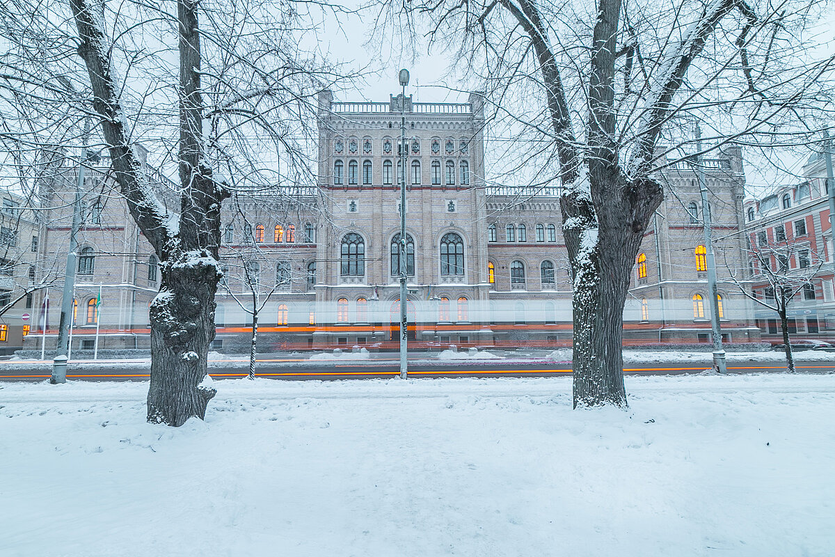 Latvijas Universitātes ēka Raiņa bulvārī ziemā. 