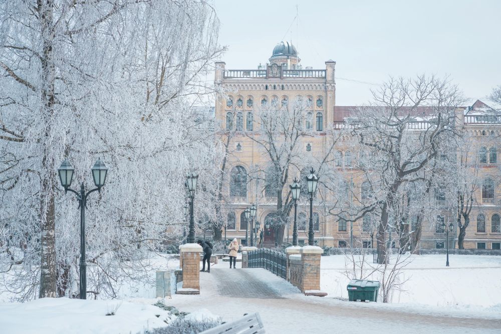 Latvijas Universitātes ēka Raiņa bulvārī ziemā