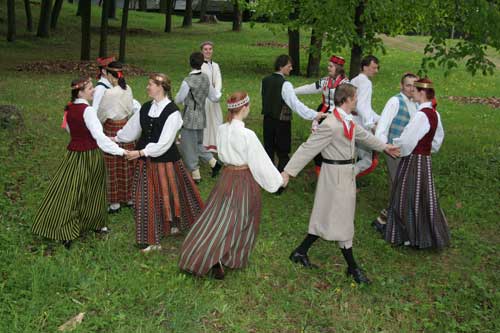 toro y loco: ¡Baila, Baila Latvia!