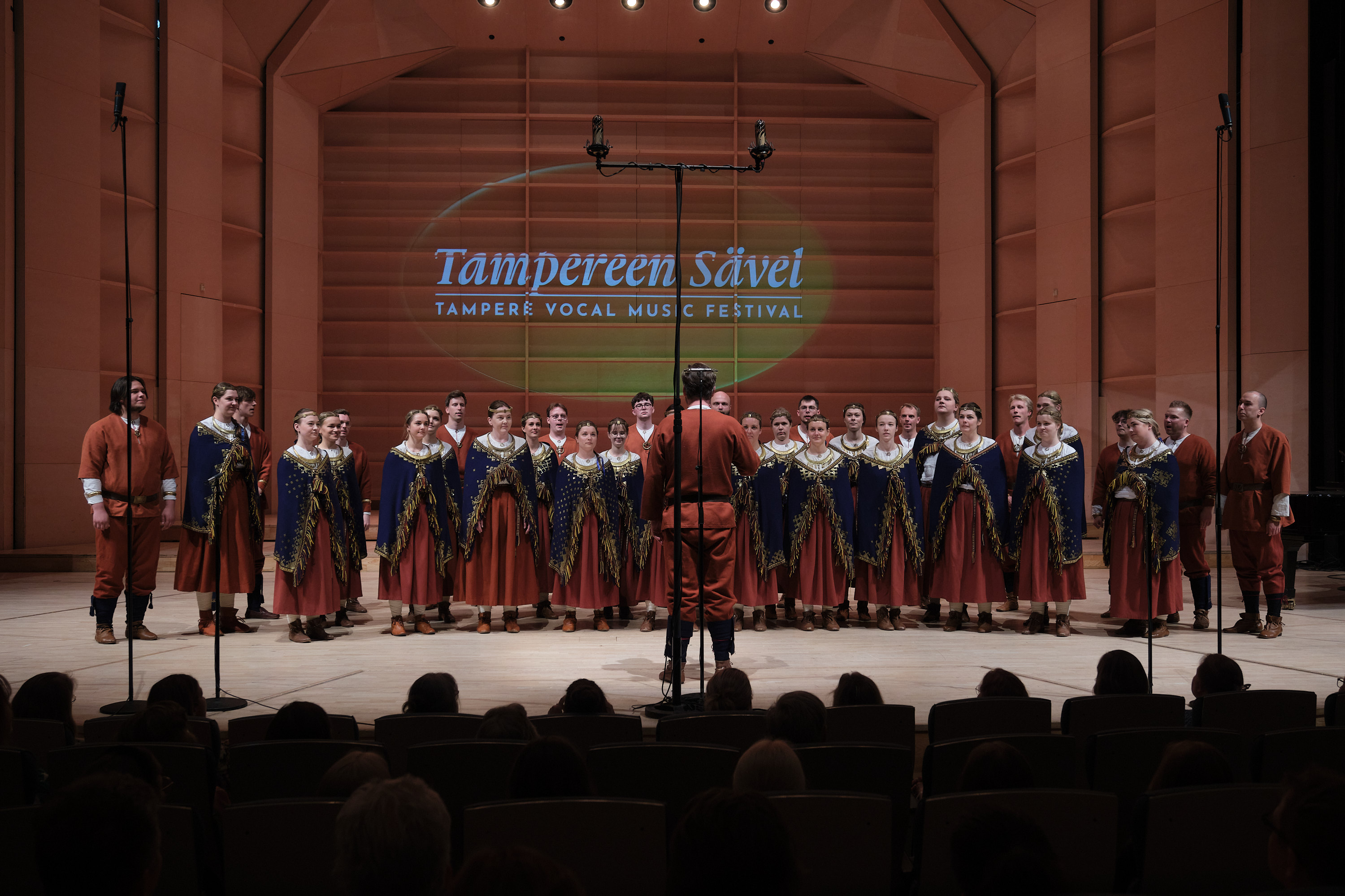 Koris uzstājas auditorijas priekšā