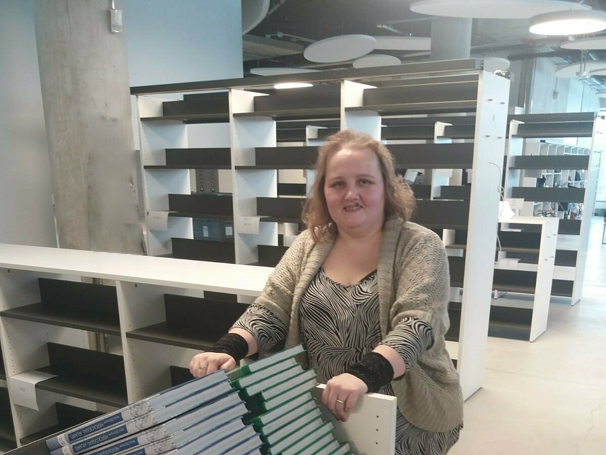 "Jau kopš mazām bērnu dienām dzīvojos pa bibliotēku," interviju iesāk Diāna.