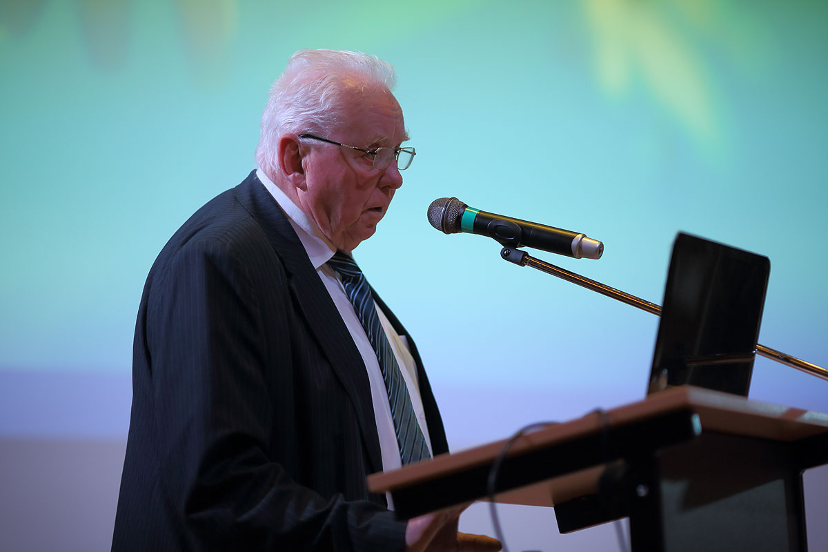 Profesors Vitauts Tamužs, uzstājoties ar runu XVIII Starptautiskajā zinātniskajā MCM konferencē (2014). Foto no LU Polimēru mehānikas institūta arhīva.